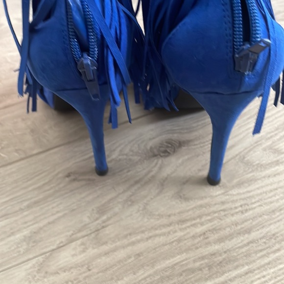 Blue fringe high heels - Picture 2 of 3